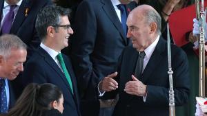 Felix Bolaños y Miquel Roca   tras el acto de la jura de la Constitución de la Princesa Leonor en el Congreso de los Diputados