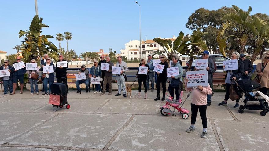 Protesta de las familias en la sede del Ayuntamiento oriolano en la Costa durante una junta de distrito