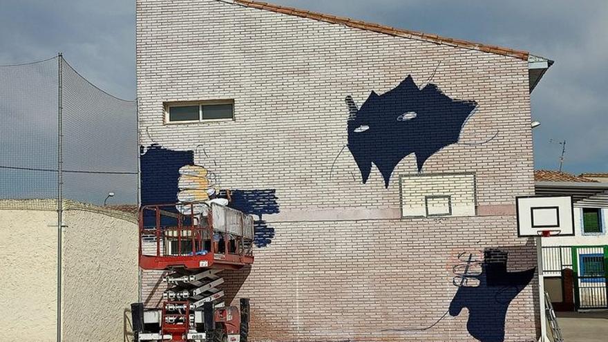 Txemy en su intervención mural en la localidad zaragozana de Alfamén.