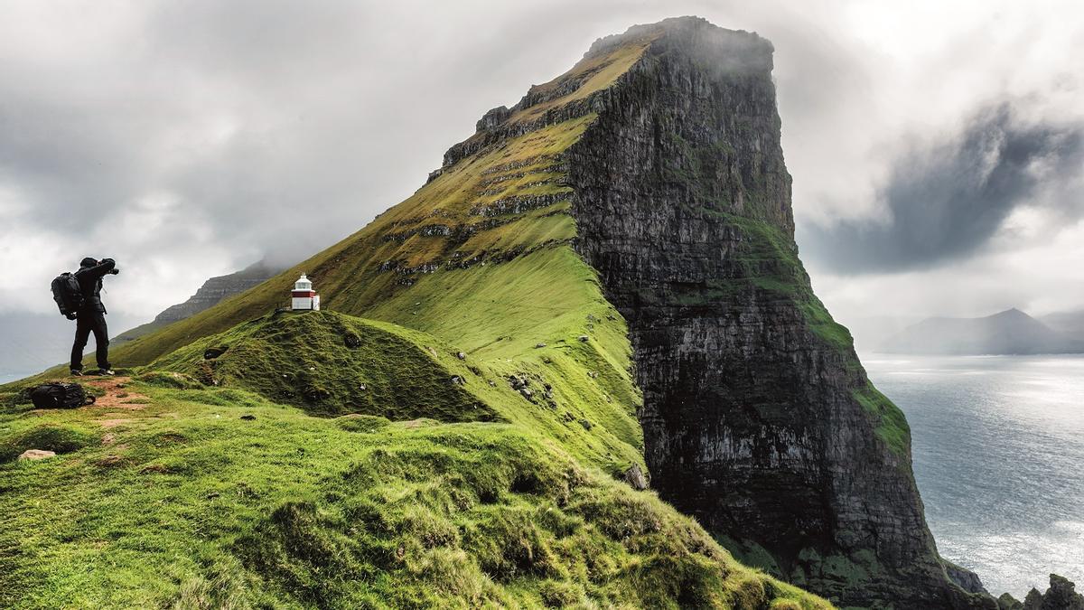 Todo al verde en las Feroe: de la cascada de Gásadalur al pueblo de cuento más fotografiado de las islas