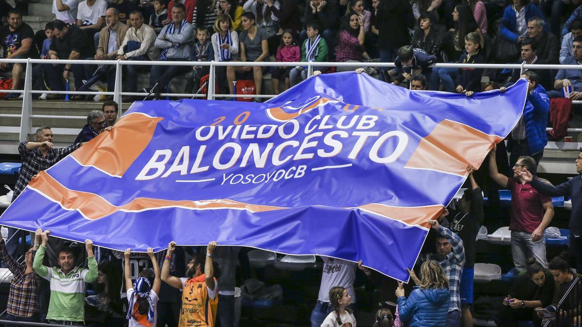 Bandera desplegada por los aficionados del Oviedo Baloncesto en el pabellón de Pumarín.