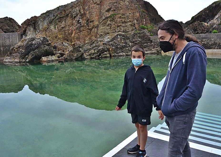 David Ron con su hijo, Unai, cerca del agua. 