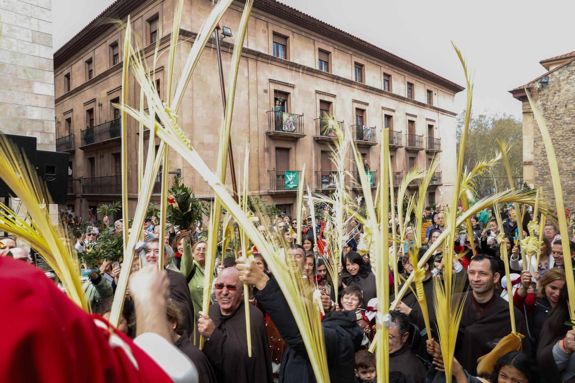 Multitudinaria bendición de ramos y procesión de La Borriquilla en Avilés