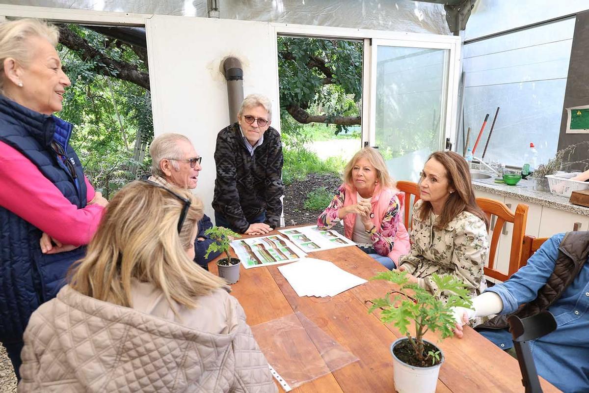 La alcaldesa, Ángeles Muñoz, junto a representantes de varias entidades y asociaciones