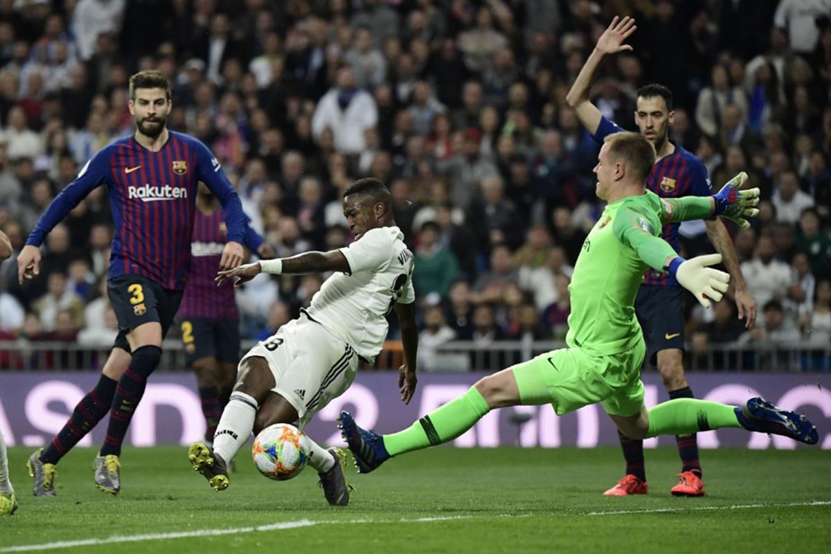 Vinicius Jr.(i) intenta superar al portero Marc-André ter Stegen, del FC Barcelona, durante el partido de vuelta de semifinales de la Copa del Rey que Real Madrid y FC Barcelona disputan esta noche en el estadio Santiago Barnabéu, en Madrid. Vinicius Jr.(i) intenta superar al portero Marc-André ter Stegen, del FC Barcelona, durante el partido de vuelta de semifinales de la Copa del Rey que Real Madrid y FC Barcelona disputan esta noche en el estadio Santiago Barnabéu, en Madrid.