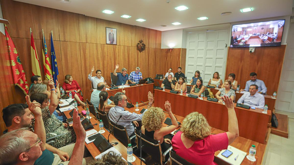 Pleno de organización el pasado mes de julio en el Ayuntamiento de Orihuela