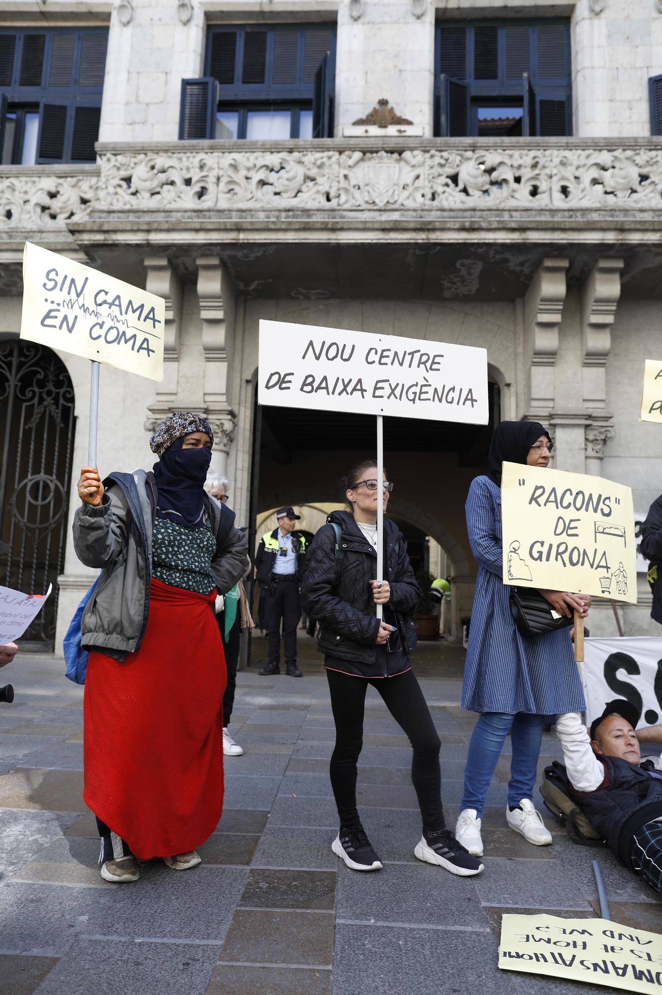 Les persones sense llar es concentren davant l'Ajuntament de Girona per reclamar «un sostre digne»