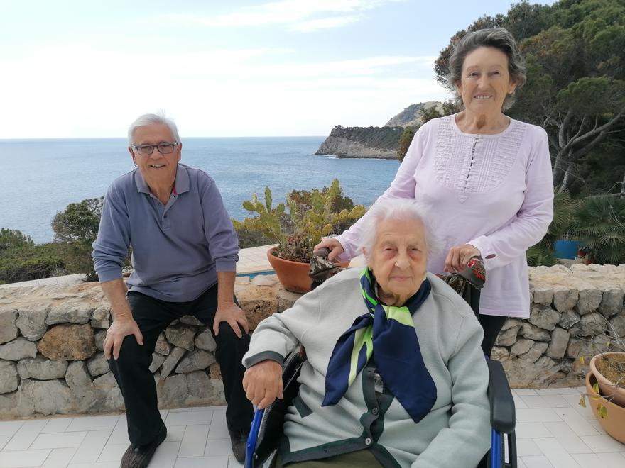 Maria Esteva Pascual mit ihrem Sohn und ihrer Schwiegertochter auf der Sonnenterrasse ihres Hauses bei Cala Ratjada