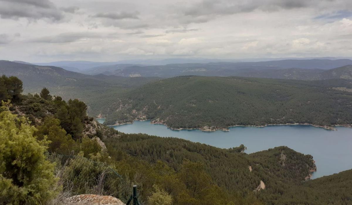 Vista desde el Alto de la Muela donde se ubicará el parque de bomberos de Benagéber. A la derecha, el aeródromo previsto para aviones de emergencias. | LEVANTE-EMV