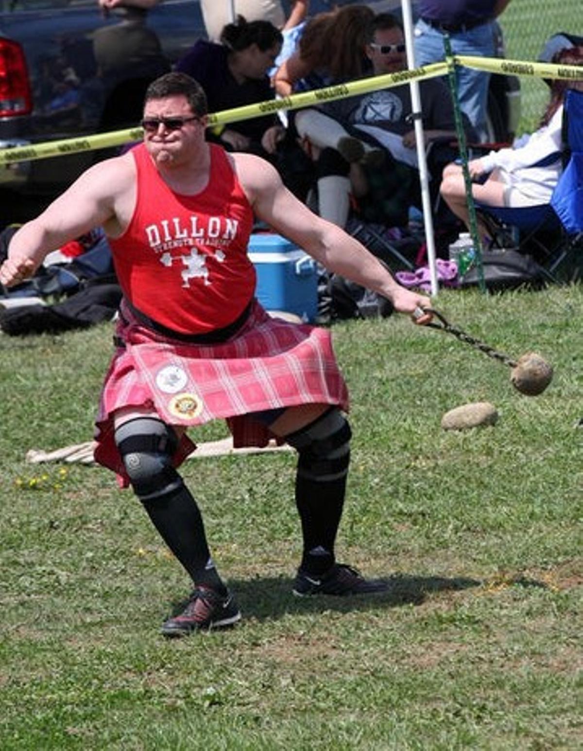 Muere un espectador de deportes folclóricos al golpearle una bola de metal