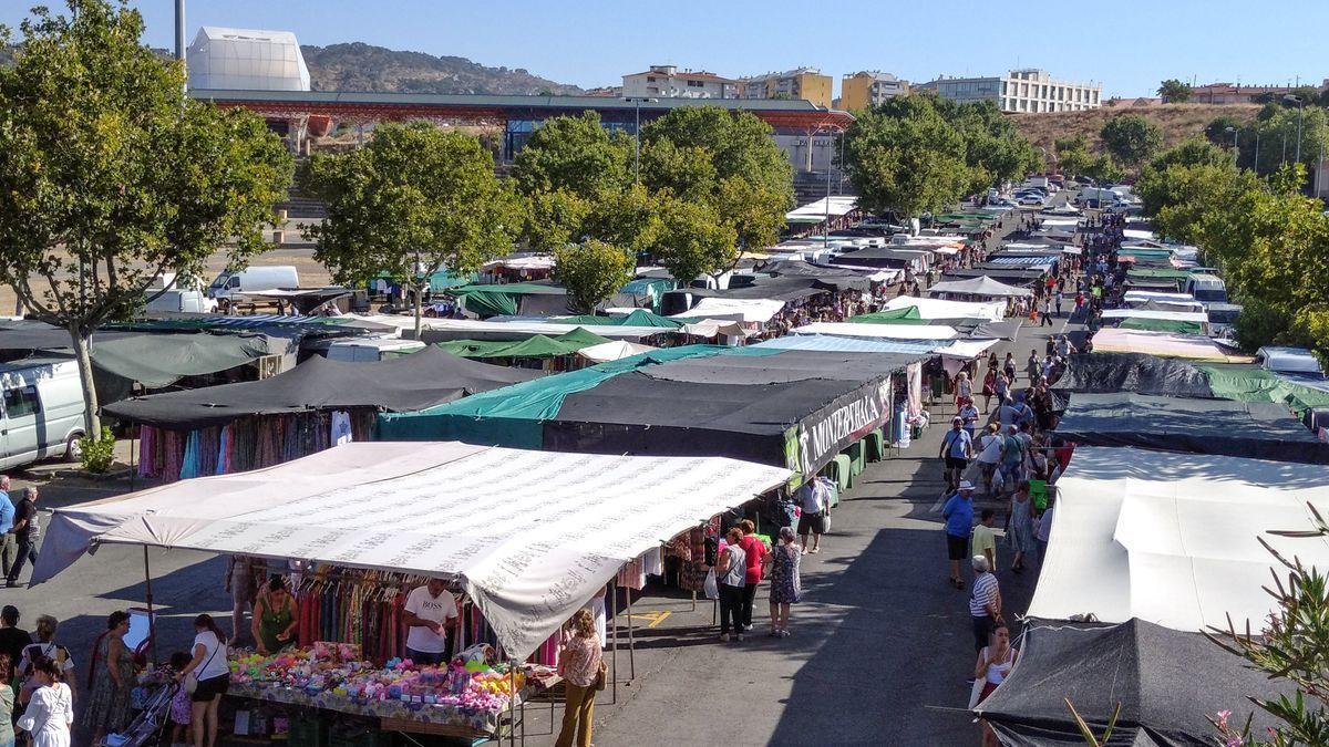 Mercadillo en el ferial de Plasencia, donde parará el autobús urbano.