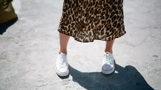 Zapatillas blancas y verano, una combinación atemporal y versátil