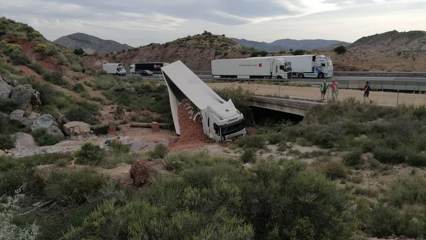 Un camión se sale de la A-31 y cae por el puente de los baños de la sal en Novelda