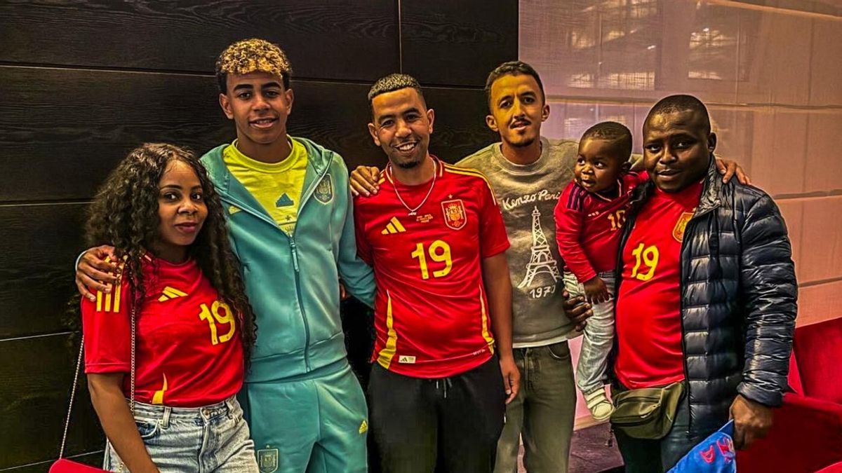 Lamine Yamal junto a su família
