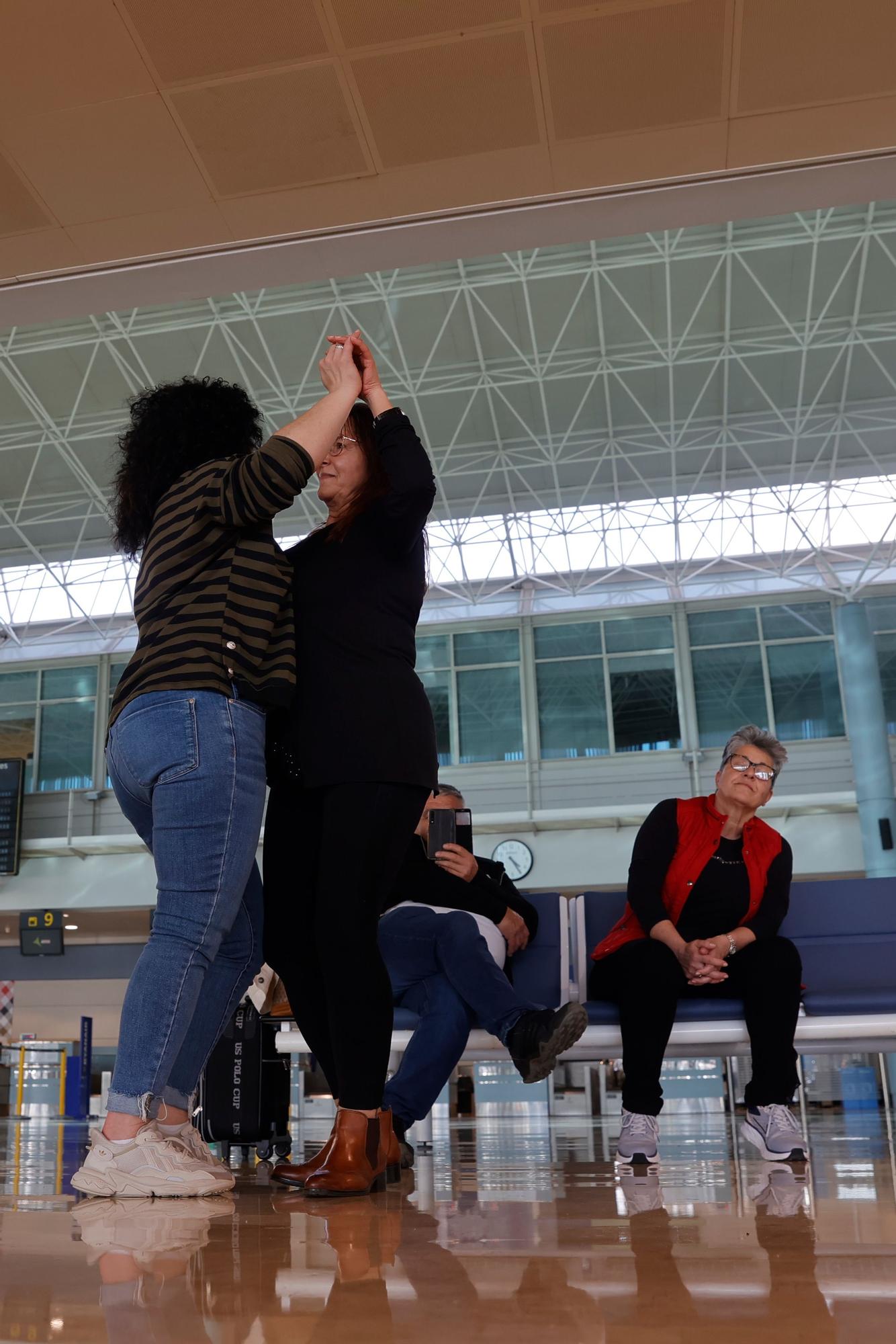 El Día de la Poesía en la comarca de Avilés: flashmob en el Aerpuerto, exposiciones y recitales