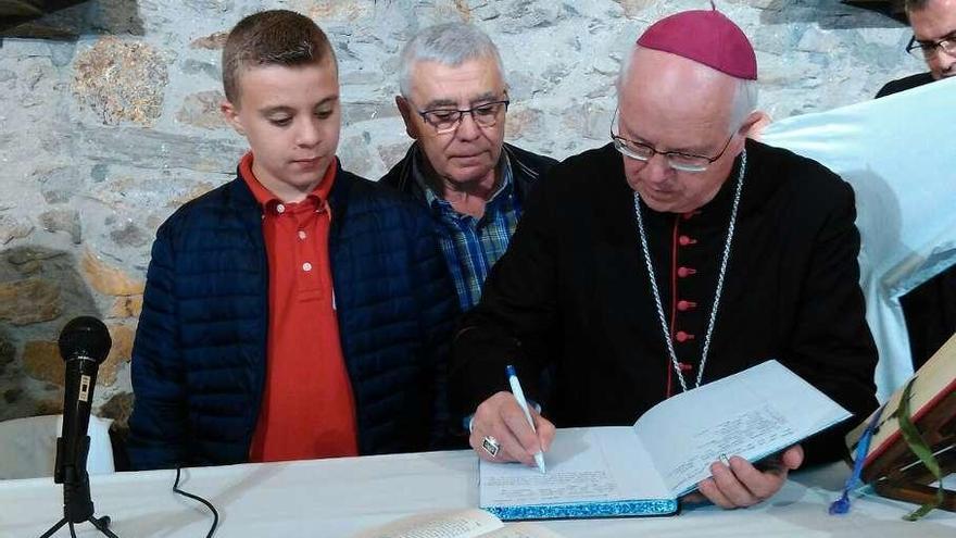 El arzobispo de Santiago reinaugura la capilla de San Marcos en Nós