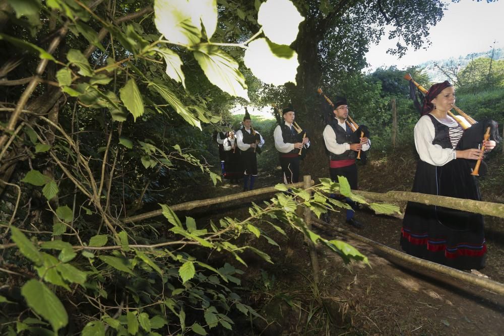 Procesión a la cuevina de San Pedro en Sariego