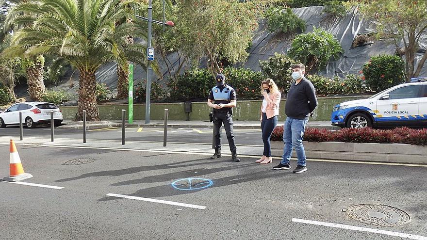La pequeña deformidad del firme en un carril ascendente de la avenida de Canarias está señalizada y acotada.