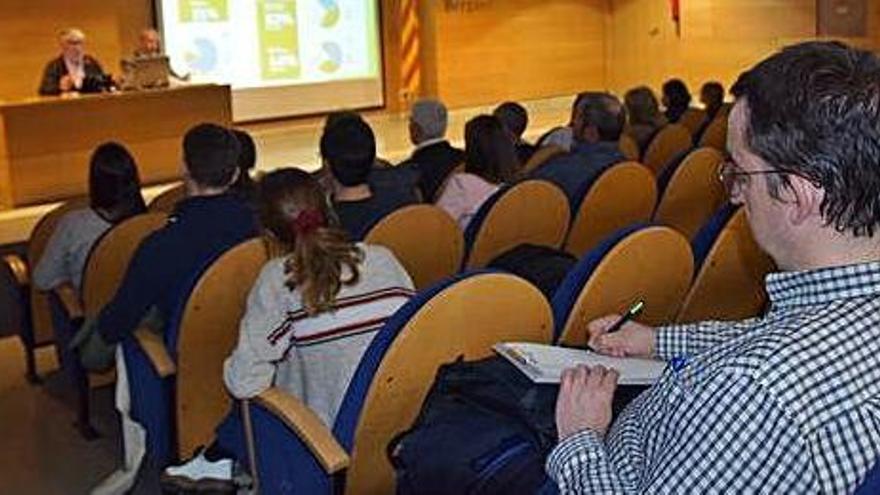 Un dels assistents a la sessió del porta a porta al Pavelló de Suècia, dijous, pren nota de les explicacions