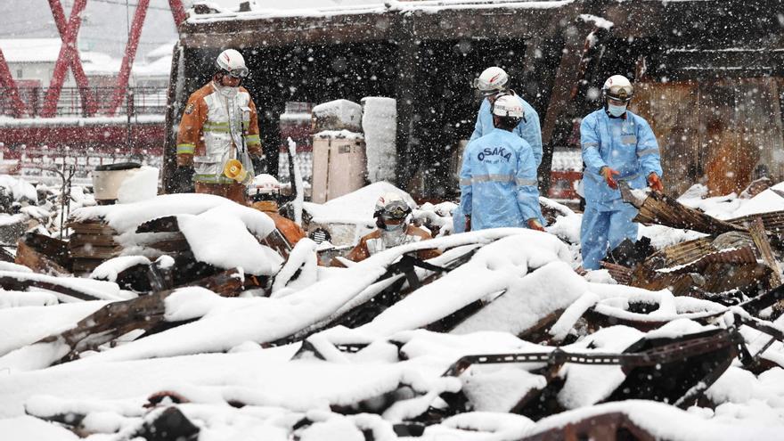Japón actualiza el balance de víctimas una semana después del terremoto y eleva los desaparecidos a 300