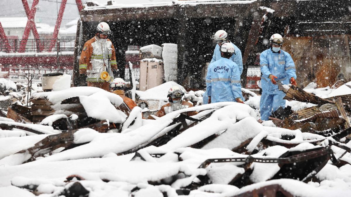La nieve cubre la destrucción causada por un potente terremoto en Japón.