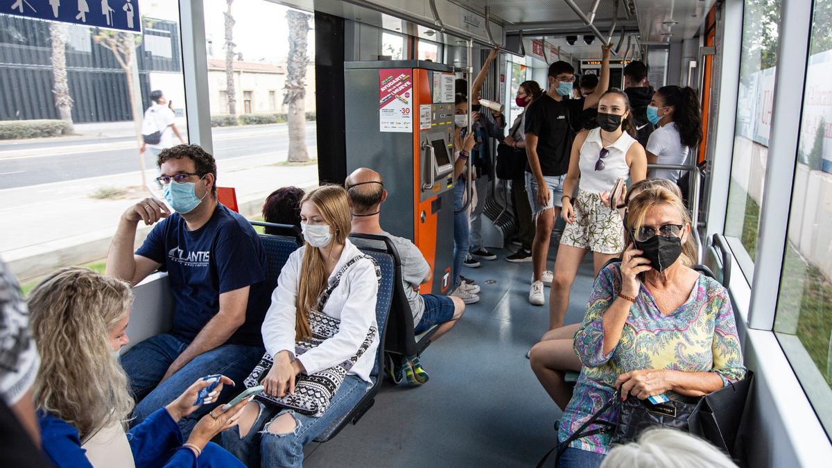 Pasajeros en el interior de una unidad el tranvía