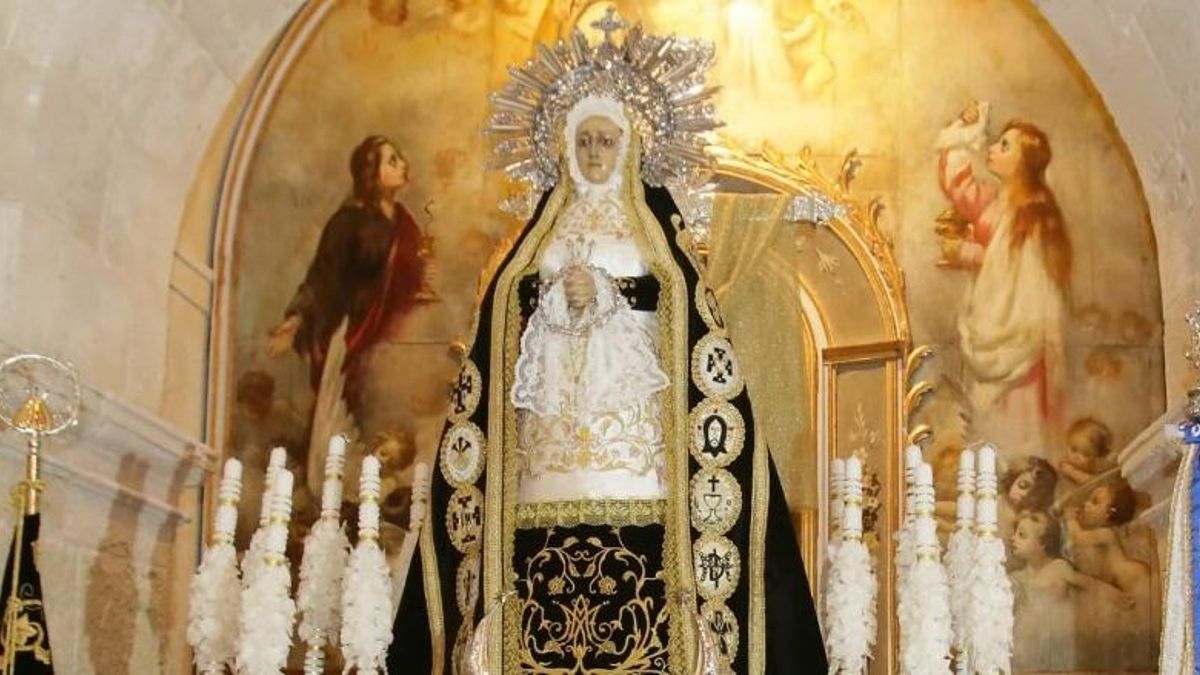 La Soledad de Santa María luce hasta el domingo el manto restaurado "Alicante y su Semana Santa"