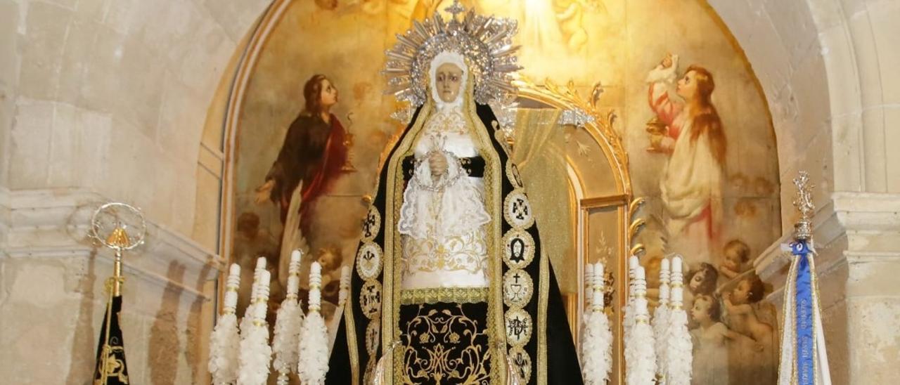 La Soledad de Santa María luce hasta el domingo el manto restaurado &quot;Alicante y su Semana Santa&quot;