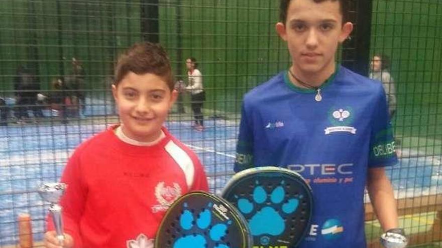 Dani Navas y Bruno Mato muestran sus trofeos.