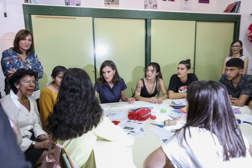 La Reina Letizia visita el IES Severo Ochoa de Elche.