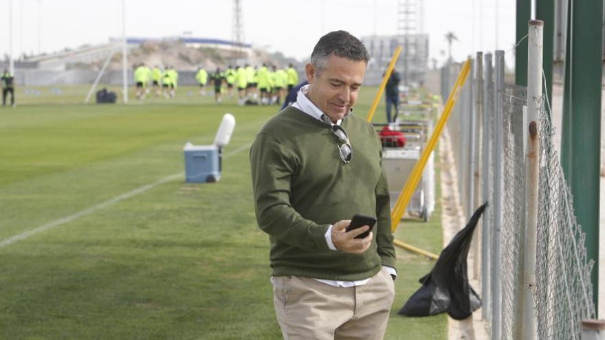 Diego García, presidente del Elche, mirando su teléfono móvil