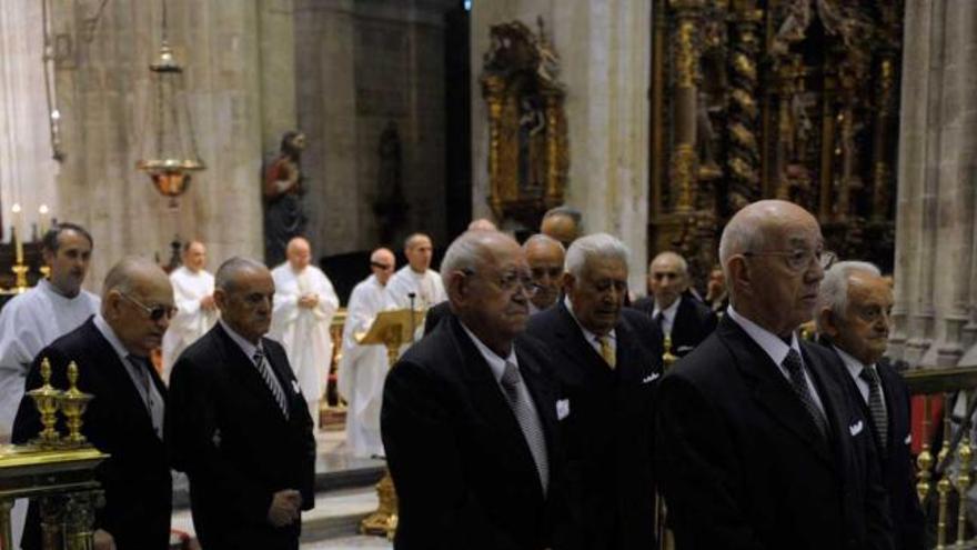 Los ancianos que participaron en el lavatorio de los pies abandonan el altar.