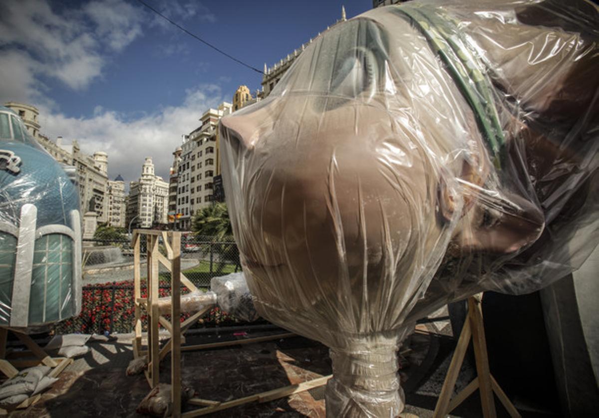 Alguna de les peces dels monuments fallers de la secció especial a l’espera del seu muntatge.