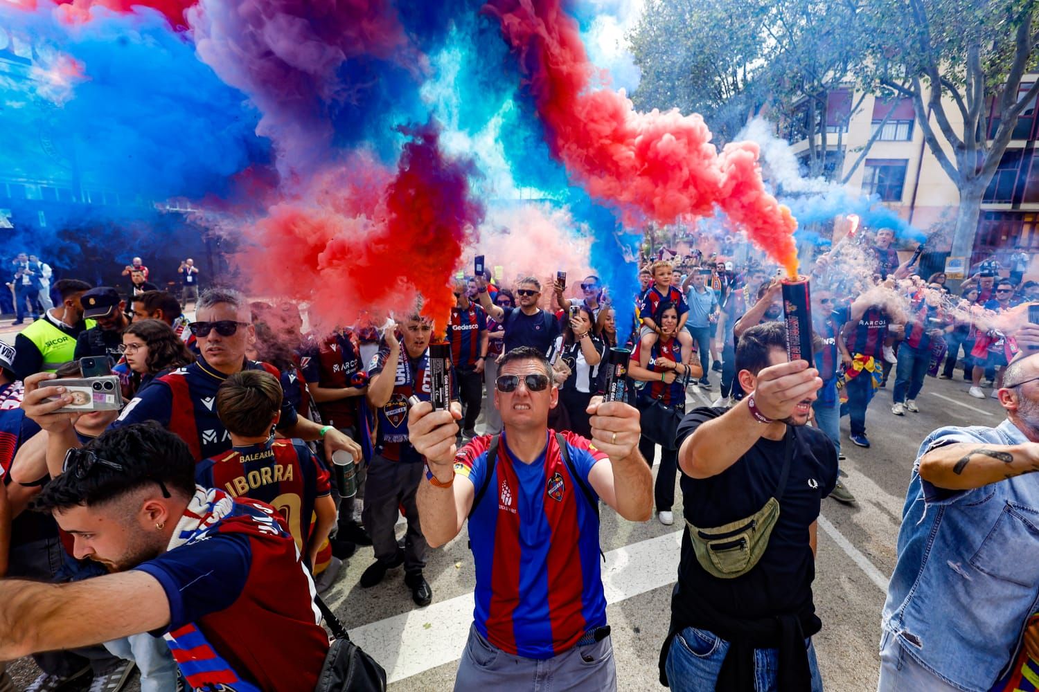 Explosión granota en la llegada del Levante UD a El Plantío