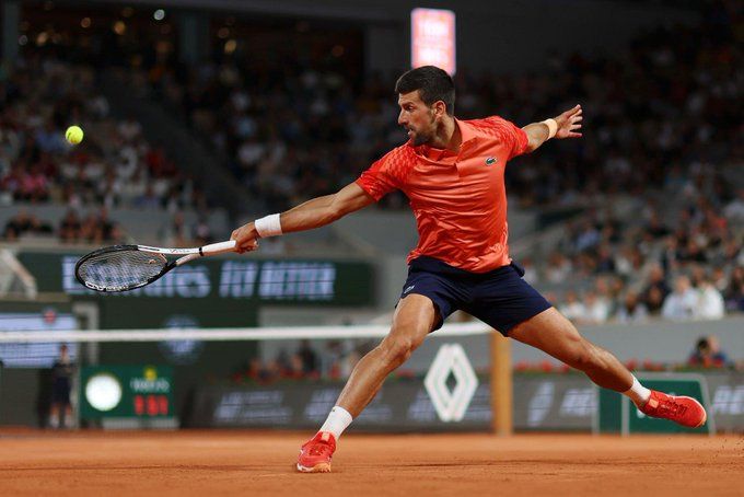 Djokovic devuelve un revés.