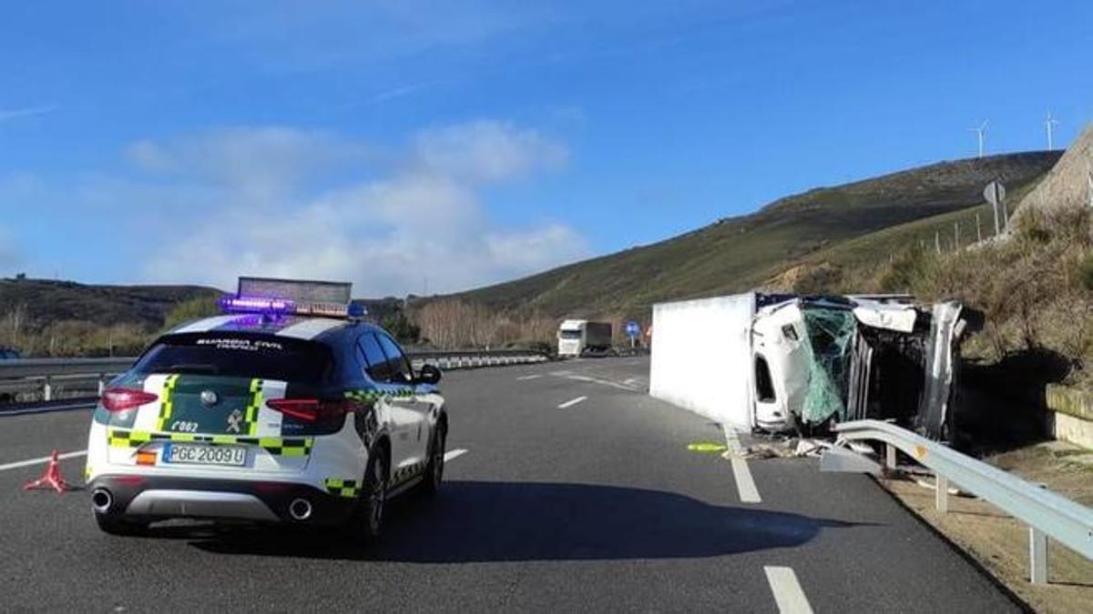 Accidente en Zamora: vuelca un camión en la A52 en Lubián