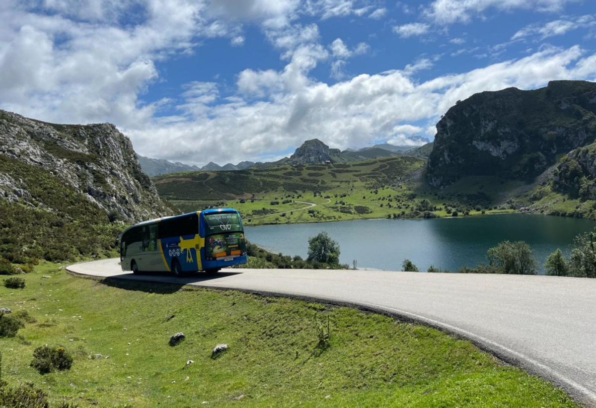 Cangas de Onís ya prohibió que subieran autobuses a los Lagos hace