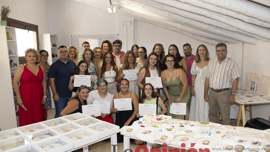 Los sardineros han repartido abalorios durante el pasacalles.