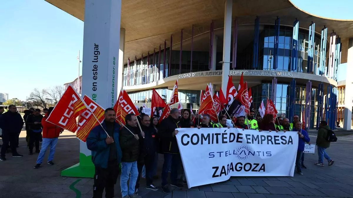 Los trabajadores de Stellantis Figueruelas se concentran en Zaragoza antes de un juicio contra la empresa