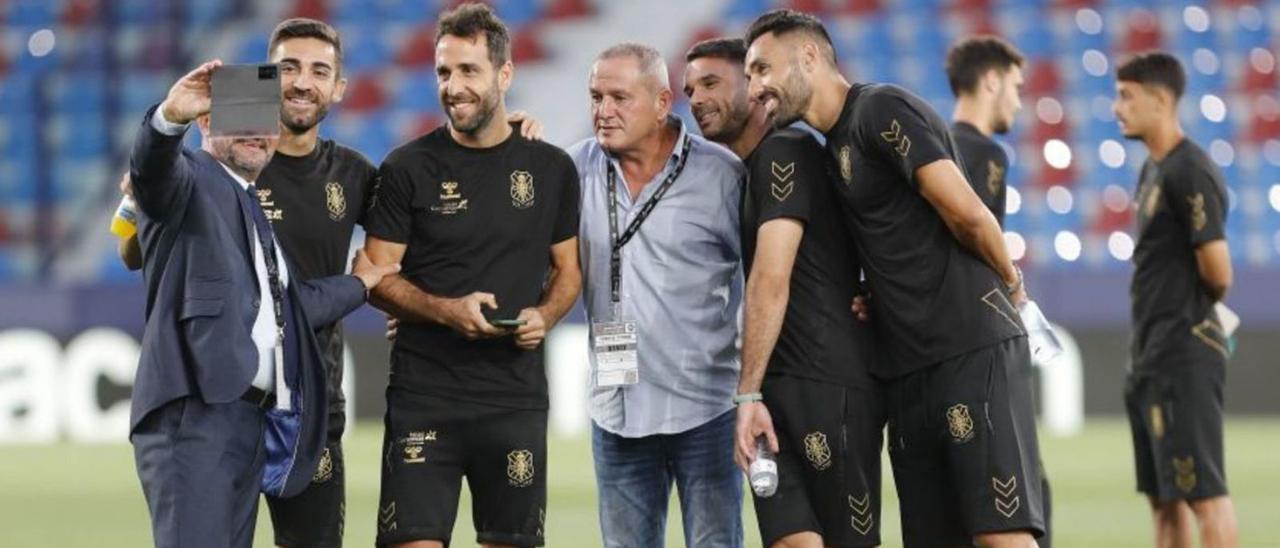 Ya había estado en desplazamientos anteriores y su presencia empieza a ser habitual en los compromisos del Tenerife en la Península. Mientras Cordero cierra la plantilla, el adjunto a la dirección deportiva blanquiazul acompaña al grupo y representa al club. | laliga