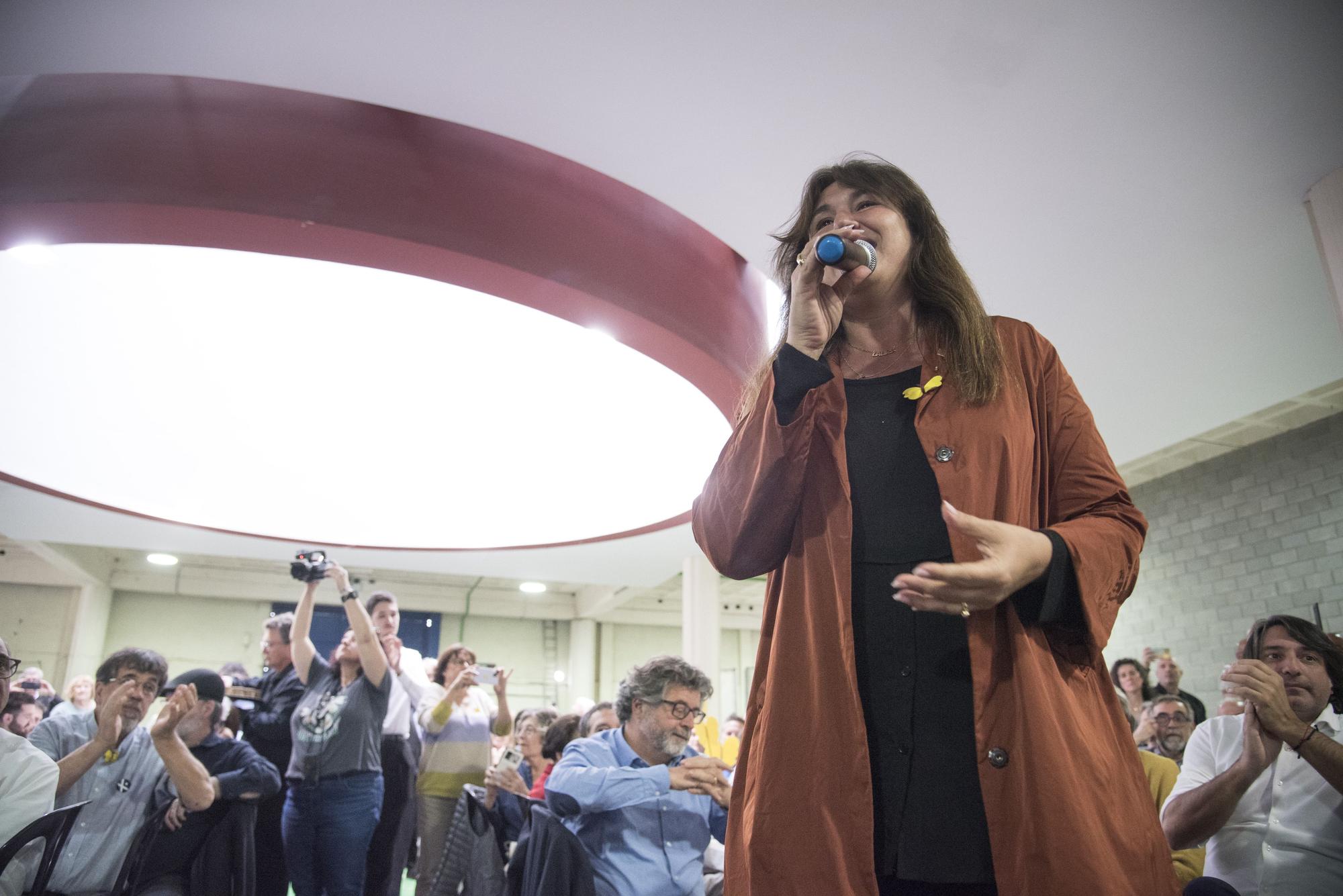 Laura Borràs és estimada en un acte amb els seus afins a Manresa