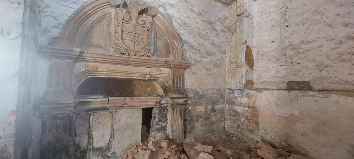 Sepulcro del interior de la capilla.