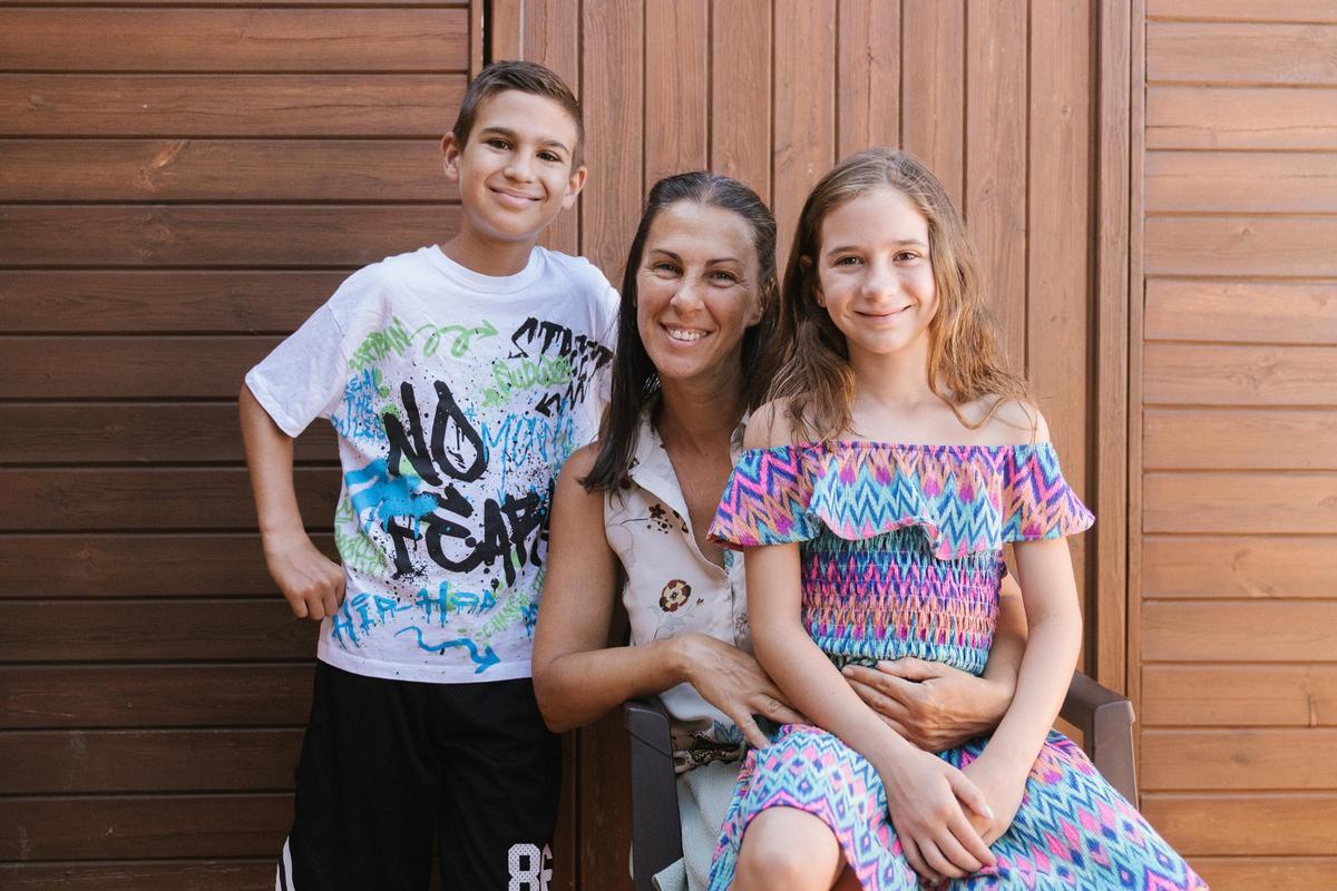 Alicia, paciente de fibrosis quística, junto a su madre y su hermano.