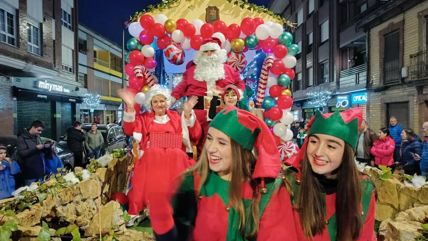 Elfos, hadas y duendecillos: Papá Noel recorrió las calles de El Berrón en una colorida cabalgata