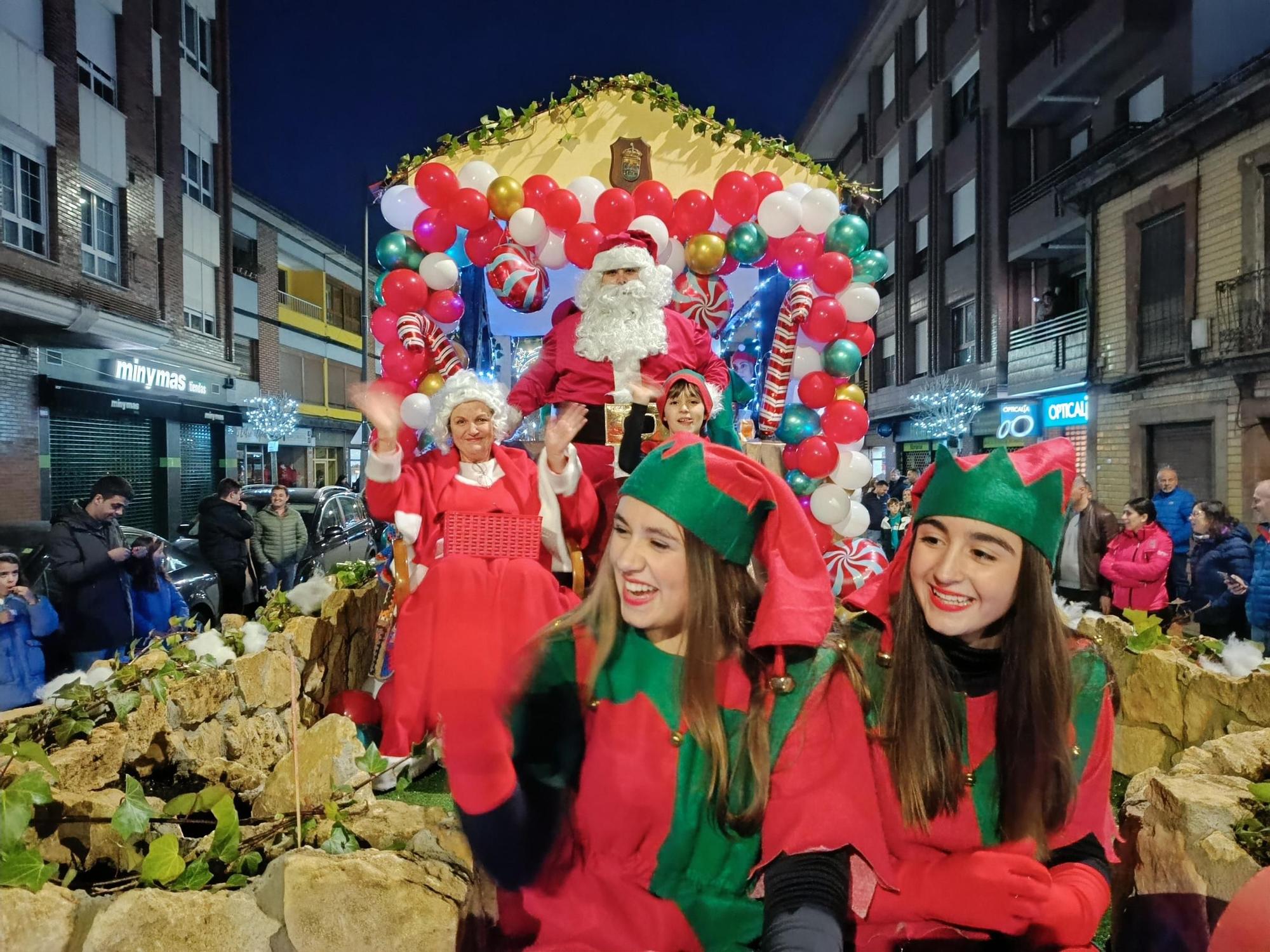 En imágenes: así fue la primera cabalgata de Papá Noel de El Berrón