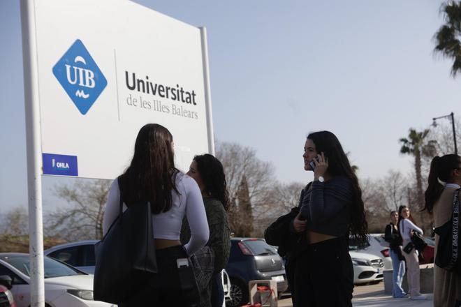 Los futuros universitarios resuelven sus dudas en la jornada de puertas abiertas de la UIB