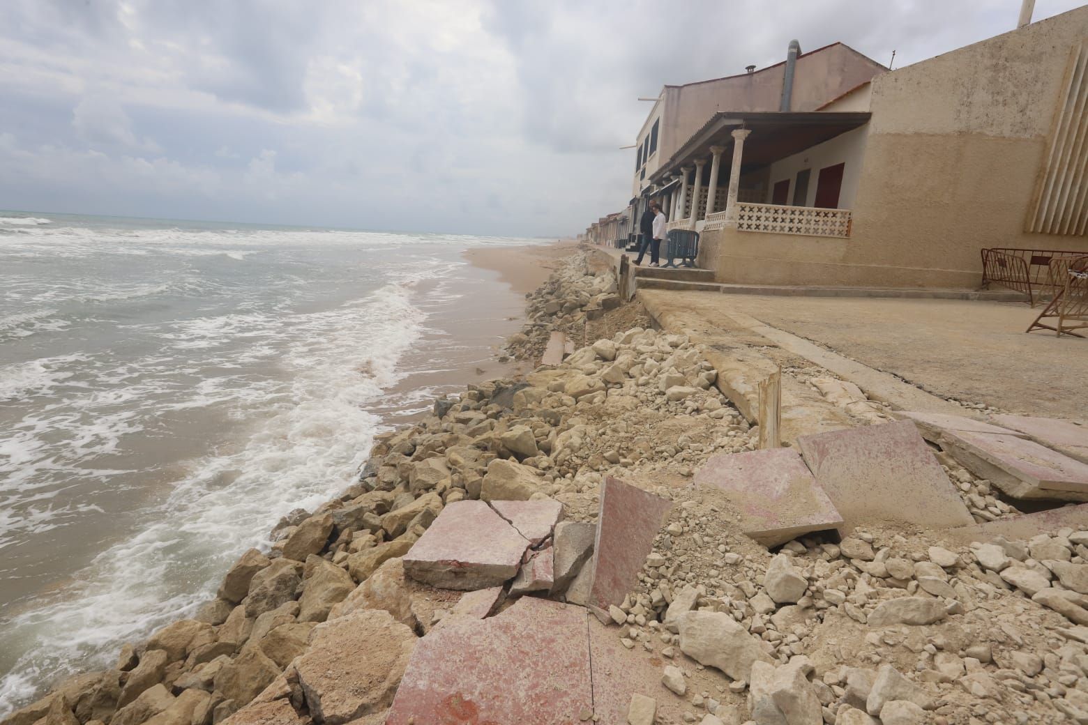 Guardamar denuncia ante Costas las obras sin autorización de vecinos de la playa Babilonia