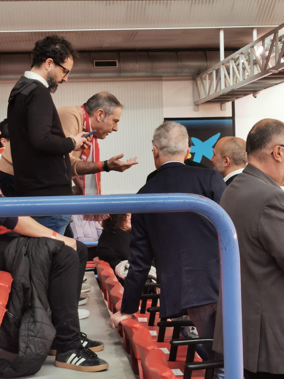 Toni Clapés saluda el president del Baxi i les autoritats a la llotja del Nou Congost