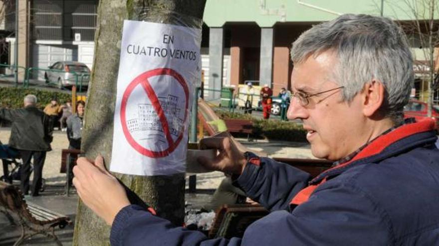 Protesta de vecinos de Os Rosales, en 2009, contra la construcción de edificios en el solar de Maderas Peteiro. / víctor echave