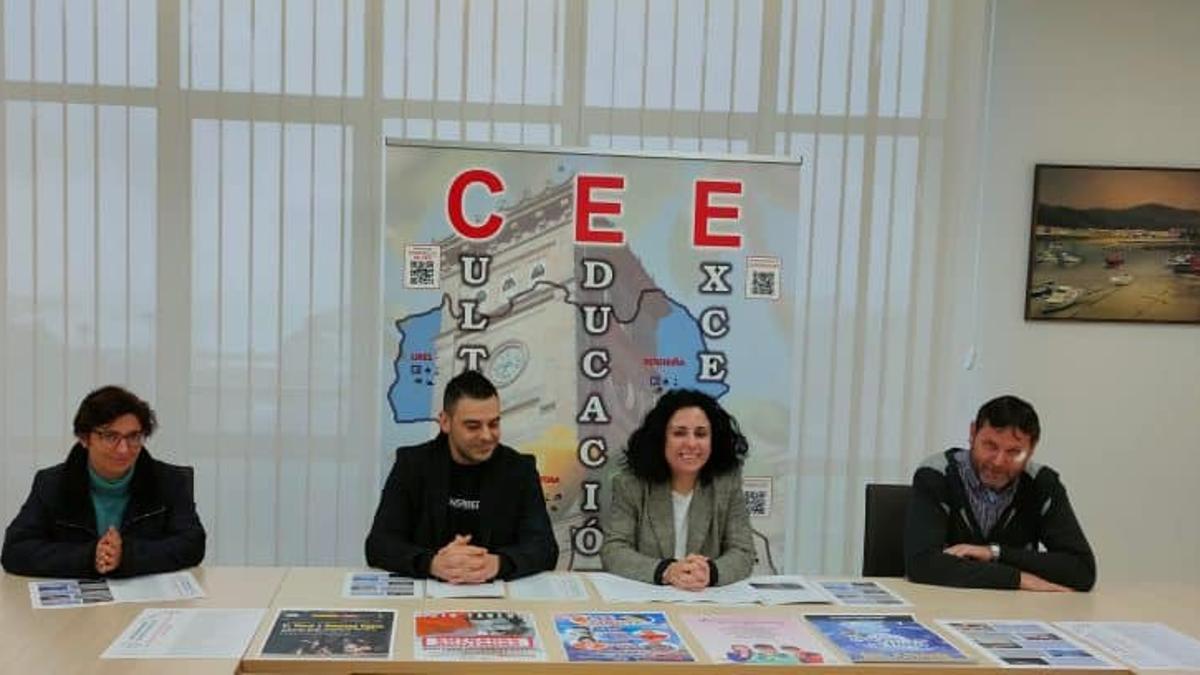 A alcaldesa de Cee, Margarita Lamela, o concelleiro de cultura, Juanma Buiturón e o técnico de cultura, Víctor Castiñeira, presentan a programación de xaneiro a maio 2023.